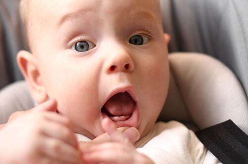 Vauvan ienkivun rauhoittaminen hampaiden puhkeamisen yhteydessä