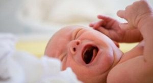 Kuinka toimia, kun vauva itkee?