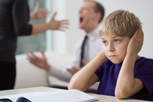 Miksi on tärkeää, että vanhemmat jättävät kiistansa lasten kuulumattomiin?