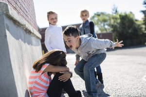 5 kiusaamisen muotoa lasten keskuudessa