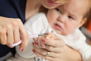 Vauvan kynsien leikkaaminen: Milloin ja miten?