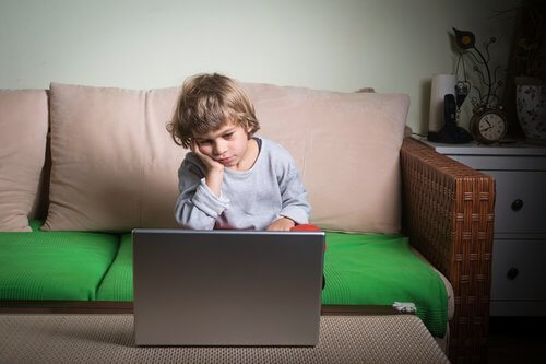 Laiska lapsi tietokoneen edessä