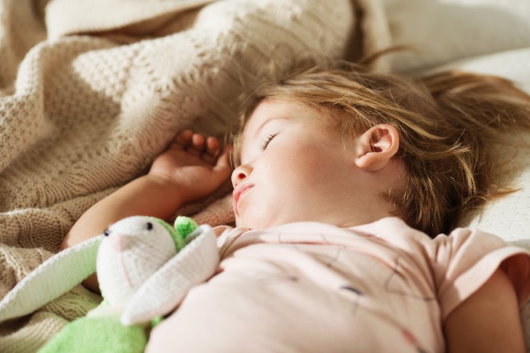 Miten totuttaa lapsi nukkumaan yksin?