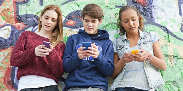 Teini-ikäisten nomofobia eli eroahdistus matkapuhelimesta
