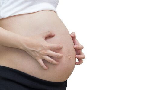 Raskausajan iho-oireet: Mikä aiheuttaa ihon kutinaa raskauden aikana?