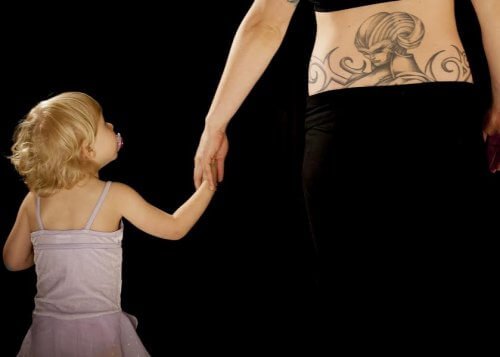 Lapsesta kertova tatuointi