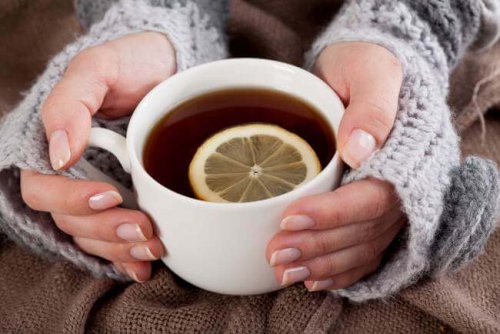 5 imettävälle äidille sopivaa teetä ja niiden terveysvaikutukset