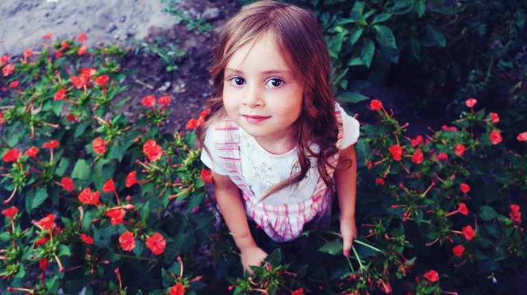 15 erikoista ja kansainvälistä nimeä tytölle