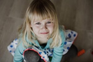 Mitä seurauksia lapsuuden aikaisten rakkaudenosoitusten puuttuminen aiheuttaa?