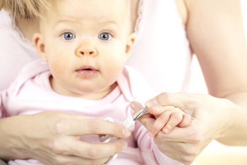 Vauvan kynsien leikkaaminen: Milloin ja miten?
