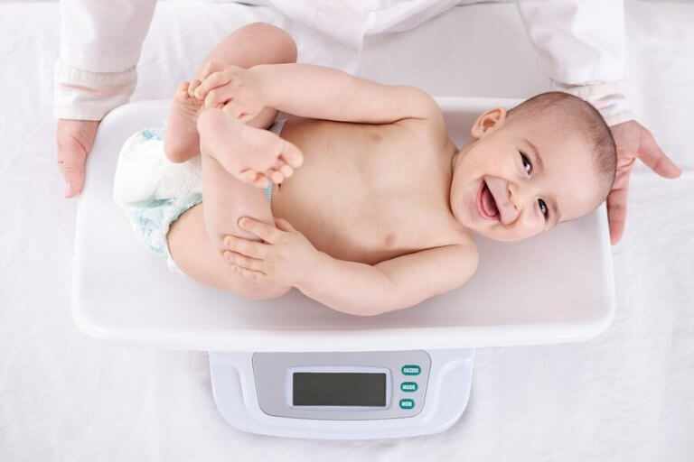 Vauvan painon kehitys ensimmäisenä elinvuotena