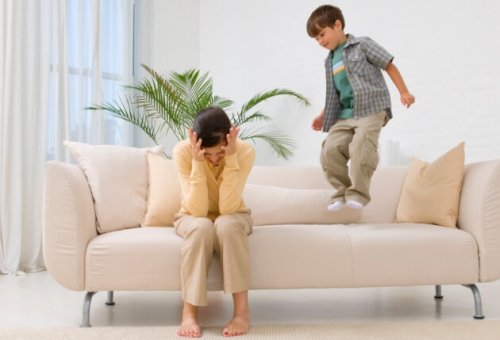 Onko totta, että lapsi käyttäytyy huonommin vanhempiensa seurassa?