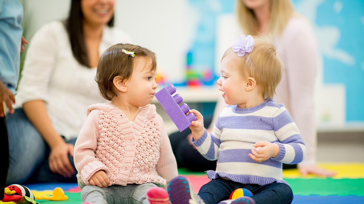 Päiväkodin hyödyt lapselle - pääsee vuorovaikutukseen muiden lasten ja aikuisten kanssa