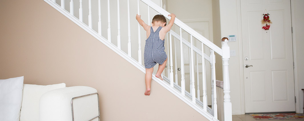 Kävelemään oppinut haluaa tutkia ympäristöään