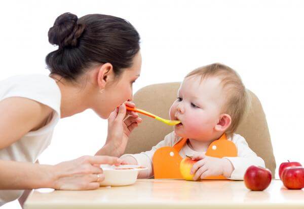 Hedelmien lisääminen lapsen ruokavalioon onnistuu helposti mm. soseiden ja mehujen muodossa