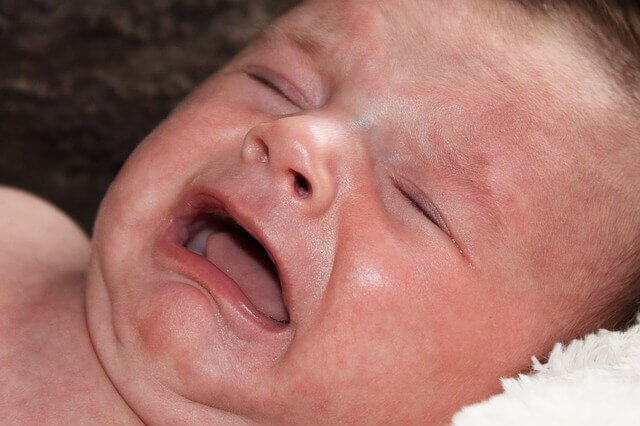 Kannattaako itkevää vauvaa aina rauhoitella? - Äitiyden Ihme