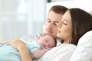 Mitä hyötyjä ja haittoja on vauvan kanssa yhdessä nukkumisesta?