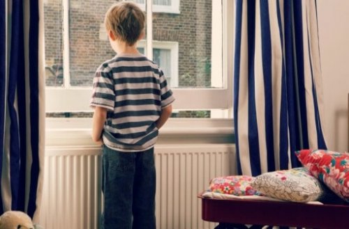 Missä iässä lapsi voi jäädä yksin kotiin?