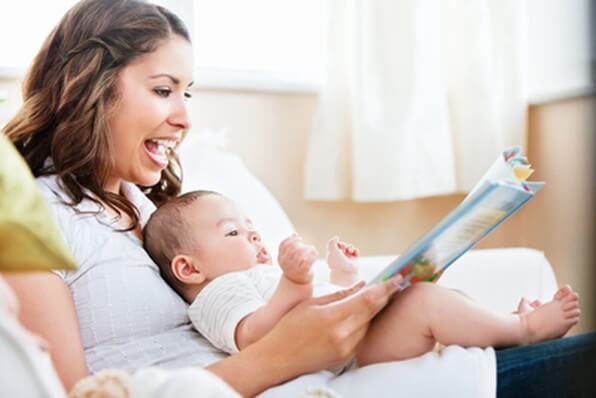 Lapsen puheen oppimiseen voi vaikuttaa esimerkiksi lukemalla vauvalle paljon kirjoja