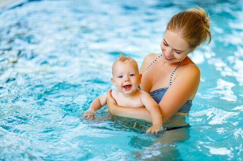 Lapsen kanssa uimaan: 10 tarpeellista tarviketta mukaan pakattavaksi