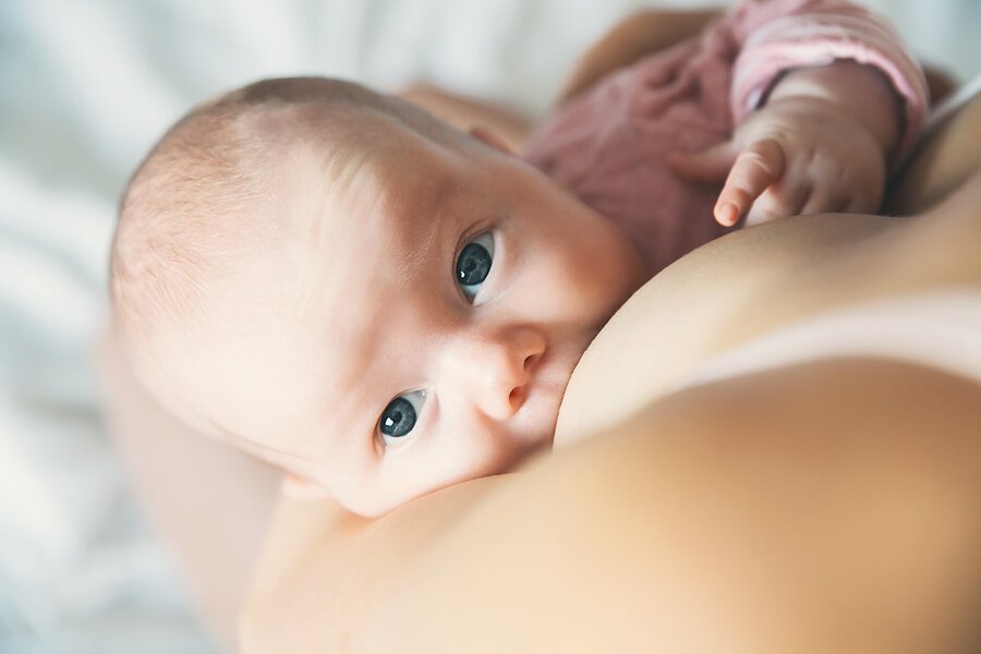 Kuinka toimia, jos vauva on vaarassa tukehtua maitoon?