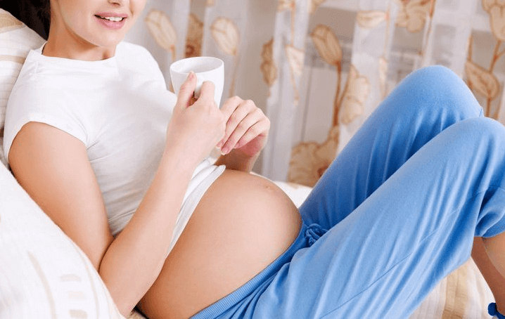 Synnytyksen käynnistäminen luonnollisin keinoin