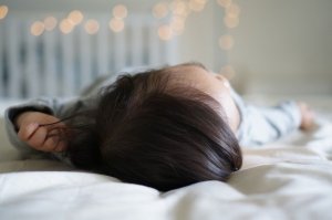 Kuinka toimia, jos vauva putoaa sängystä?