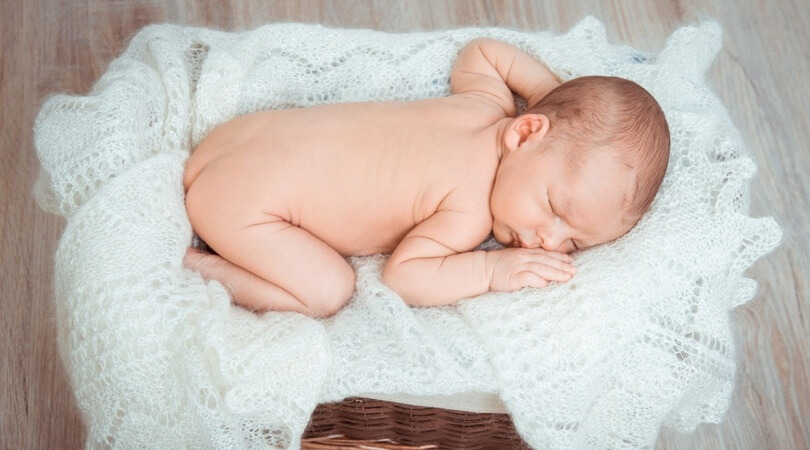 Kuinka toimia, kun vauva kääntyy nukkuessaan vatsalleen?
