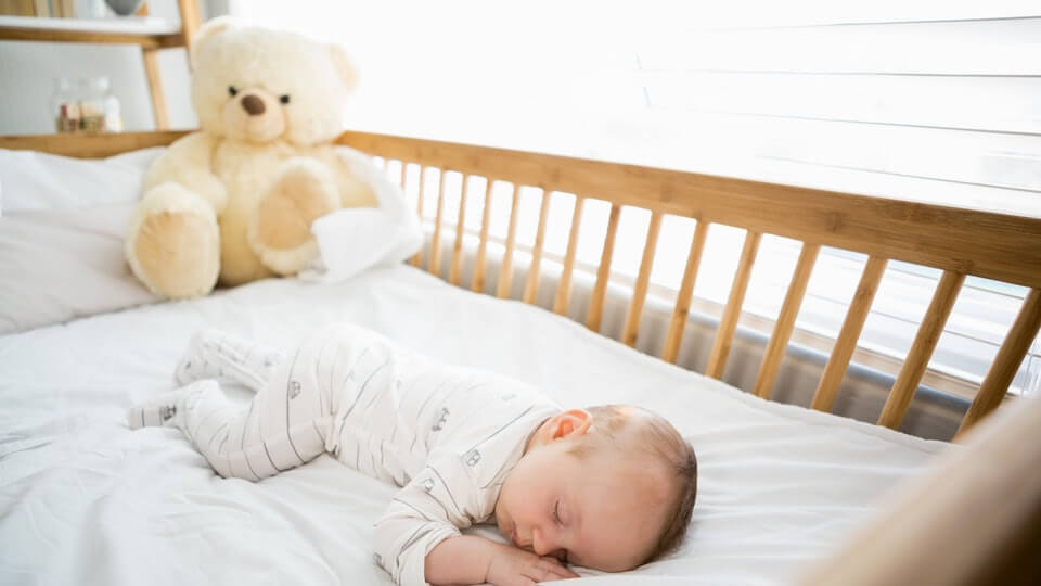 Nouseeko kätkytkuoleman riski, kun vauva kääntyy nukkuessaan vatsalleen?
