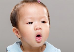 Kuinka toimia, jos vauva on tukehtumassa ruokaan tai juomaan?
