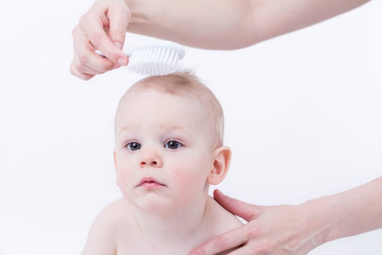 Vauvan päänahan karstan hoitaminen