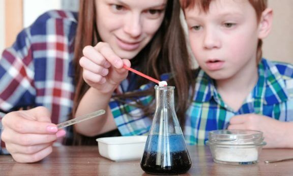 Lapsen tiedekasvatus: 4 koetta vedellä