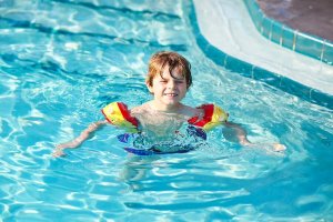 Lapsen uimaan opettaminen 7 vinkin avulla