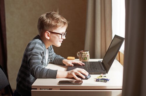 Yritteliäät lapset ovat omistautuneita omille projekteilleen.