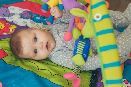 Varhaiset stimulointiharjoitukset auttavat lapsen sosiaalisten ja emotionaalisten kykyjen kehittymisessä