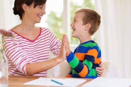 Autismikirjon häiriö (ASD) ilmenee eri lasten kohdalla erilaisina piirteinä