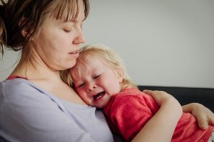 Kannattaako itkevää vauvaa aina rauhoitella?