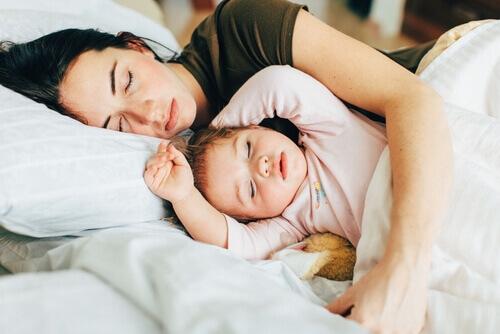 Kuinka toimia, jos lapsi ei halua nukkua yksin?