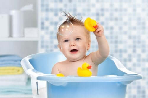 Milloin lapsi voi alkaa kylpeä yksin?