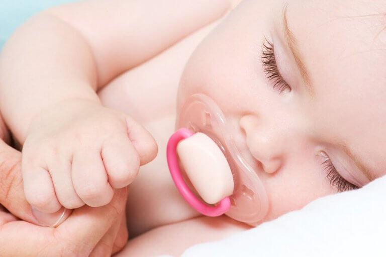 Onko tutti suussa nukkuminen vauvalle haitaksi?