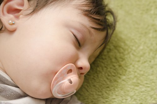 Onko tutti suussa nukkuminen vauvalle haitaksi?