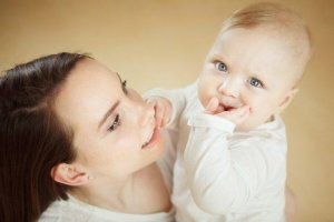 Miksi lapsi imee peukaloa ja onko käytöksestä haittaa?