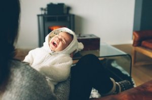 Vauva itkee öisin - mitä tehdä?