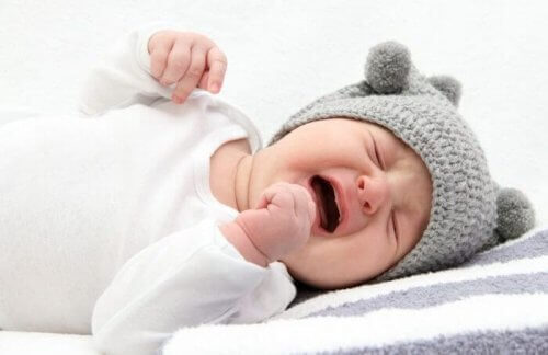 Se, että vauva itkee öisin, voi johtua siitä, että hänen on vaikea luopua kohdunaikaisista tavoistaan
