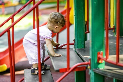 Myös vauvalle on tarjolla erilaista tekemistä lasten ulkoseikkailupuistoissa