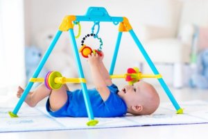 Vauvan aktiviteetit ulkoseikkailupuistoissa ja puuhapaikoissa