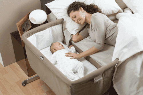 Sivuvaunusängyssä vauva nukkuu lähellä vanhempia, mutta omassa tilassaan