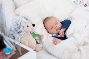 Kuinka vauvan kuumeen alentaminen onnistuu?