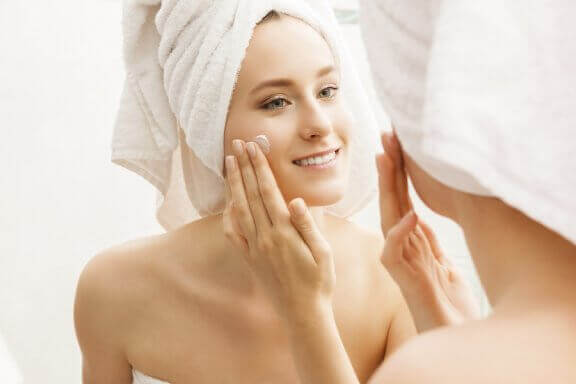 6 tapaa, jotka auttavat pitämään ihon kosteutettuna ja hehkuvana