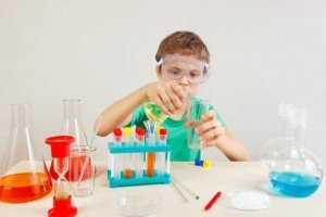 4 tieteellistä koetta, jotka innostavat lasta oppimaan